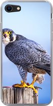 Geschikt voor iPhone SE 2020 hoesje - Close-up van een roofvogel op een dikke houten paal - Siliconen Telefoonhoesje