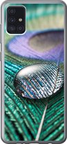 Geschikt voor Samsung Galaxy A52 5G hoesje - Close-up van een waterdruppel op de veer van een pauw - Siliconen Telefoonhoesje