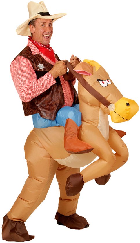 Man in opblaasbaar cowboy kostuum op paard, die de teugels vasthoudt.