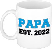 Papa est 2022 mok / beker wit met blauwe letters 300 ml - aanstaande vader cadeau mok
