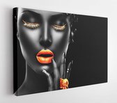 Canvas schilderij - High Fashion Model with black skin, gold lips, eyelashes and jewelery-     1119903998 - 50*40 Horizontal