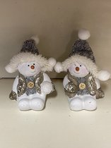 Kerstbeeldjes van keramiek - Set van 2 sneeuwpopjes - 7.5x7.8x8 cm - Taupe - Zittend - Kerstdecoratie