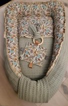 Handgemaakt babynestje dusty green / jungle. Incl dekentje bijtring en knisperzakje