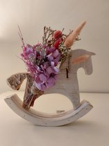 Babyboom hobbelpaard, schommelpaard, rocking horse van hout met een droogbloem decoratie 23 cm breed 27 cm hoog - geboorte - cadeau