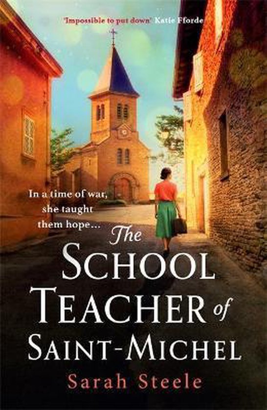 Een vrouw in een groene rok en oranje blouse loopt een geplaveide straat in richting een kerk. De tekst luidt: 'In een tijd van oorlog, ze gaf hen hoop... De Schoollerares van Saint-Michel'.