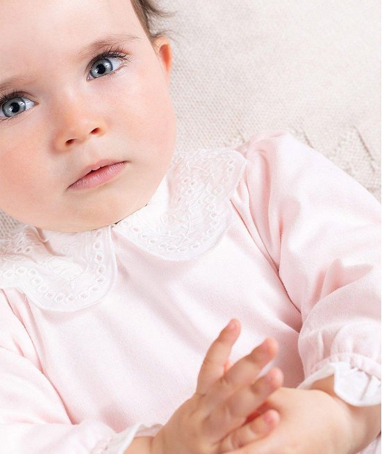 Romantisch roze babypakje met schitterende kraag bol