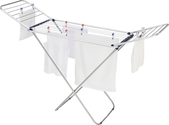 Zilverkleurig droogrek met blauwe accenten, met witte handdoeken eraan.
