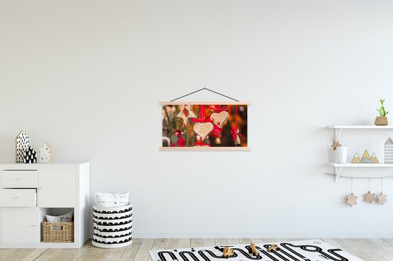 Posterhanger incl. Poster 90x45 cm - Schoolplaat - De hangende hartendecoratie op de markt van Trente tijdens kerst - Textielposter - Blanke latten
