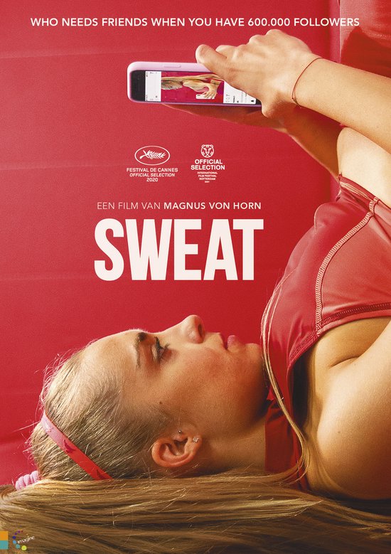 Film poster: Een vrouw met lang blond haar in sportkleding, gefotografeerd vanuit een laag perspectief. Ze houdt een smartphone omhoog waarop een social media profiel staat. Bovenin de tekst 'WHO NEEDS FRIENDS WHEN YOU HAVE 600.000 FOLLOWERS'.