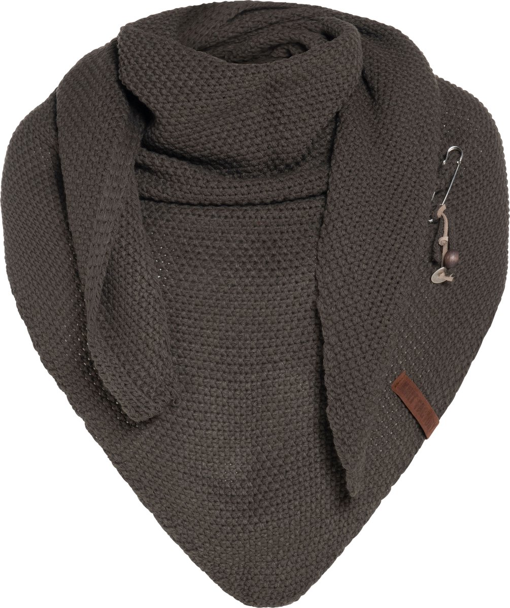 Knit Factory Coco Gebreide Omslagdoek - Driehoek Sjaal Dames - Dames sjaal - Wintersjaal - Stola - Wollen sjaal - Bruine sjaal - Taupe - 190x85 cm - Inclusief sierspeld