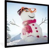Fotolijst incl. Poster - Een sneeuwman met de zon achter zich zorgt voor een kerstsfeer - 40x40 cm - Posterlijst - Kerstmis Decoratie - Kerstversiering - Kerstdecoratie Woonkamer - Kerstversiering - Kerstdecoratie voor binnen - Kerstmis