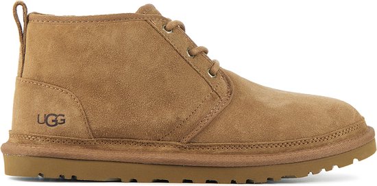 Bruine suède UGG Neumel chukka boot, met veters, gevoerd met witte wol.