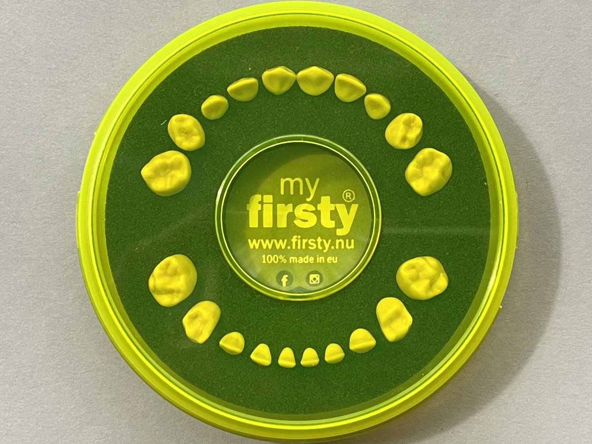 Goedkoopste Firsty Memory Kit - Met Stoer Tandendoosje FluorGeel-Zwart - Jongen / Meisje - Inclusief Educatief Logboekje, Hoera-Sticker en Koelkastmageet - Gratis Verzending