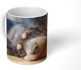 Mok - Hond liggend op de grond - 350 ML - Beker