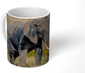 Mok - Koffiemok - Modderige baby olifant in de Serengeti - Mokken - 350 ML - Beker - Koffiemokken - Theemok