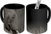 Magische Mok - Foto op Warmte Mokken - Koffiemok - Zwart-witte olifant - Magic Mok - Beker - 350 ML - Theemok