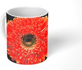 Mok - Een oranje gerbera bloem zwarte achtergrond - 350 ML - Beker