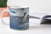 Mok - Koffiemok - Pinguïns springen uit het water - Mokken - 350 ML - Beker - Koffiemokken - Theemok - Uitdeelcadeautjes