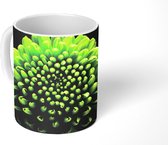 Mok - Een groene chrysanthemum bloem op zwarte achtergrond - 350 ML - Beker