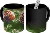 Magische Mok - Foto op Warmte Mokken - Koffiemok - Een close-up van dennenappels bij de kerstboom - Magic Mok - Beker - 350 ML - Theemok