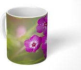 Mok - Fel paarse vlambloemen bij een lichtgroene achtergrond - 350 ML - Beker