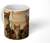 Mok - Koffiemok - Drie katten op kleine tafel - Mokken - 350 ML - Beker - Koffiemokken - Theemok
