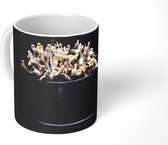 Mok - Taugé in een metalen bakje op een zwarte achtergrond - 350 ML - Beker