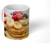 Mok - Close-up van heerlijke pannenkoeken met vers fruit - 350 ML - Beker