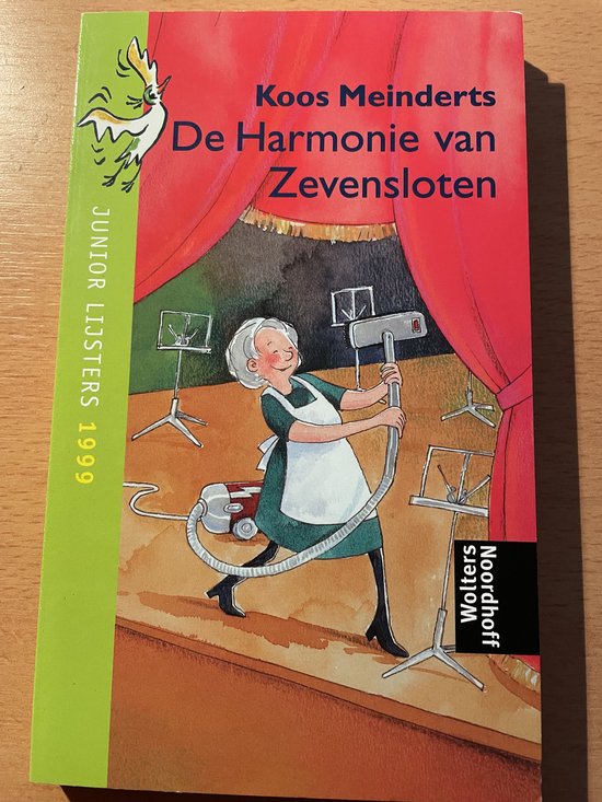 Boekcover van 'De Harmonie van Zevensloten' met een vrouw die stofzuigt. Tekst: 'Koos Meinderts De Harmonie van Zevensloten'.