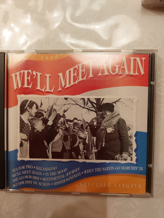 CD hoes met de titel 'We'll Meet Again' in grote rode letters. Een zwart-wit foto van mensen, met tekst en 'Speciale Uitgave'.