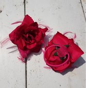 Sparkling Rose with Feathers bordeaux rood  - haaraccessoire - roos - corsage - haarelastiek - bordeaux