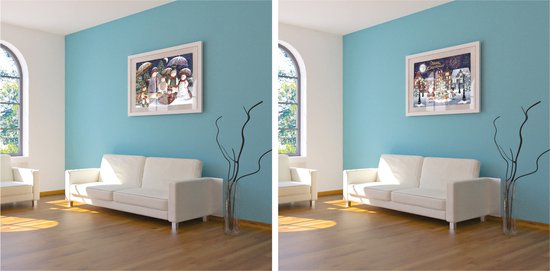 Twee ingelijste kerstpuzzels aan een blauwe muur boven witte banken.