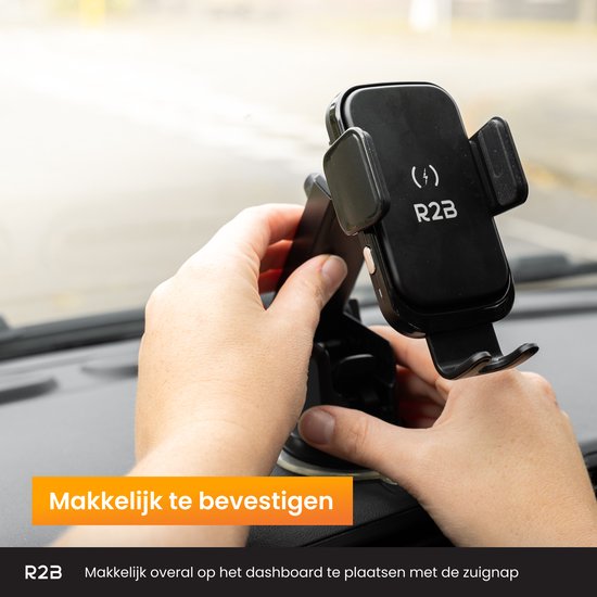 Handen die een R2B telefoonhouder met zuignap op het dashboard van een auto bevestigen. Tekst: "Makkelijk te bevestigen".