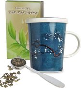 Cadeau set voor moeder, oma of vrouw bestaande uit theebeker met zeef en deksel blauwe magnolia 150 gram gezonde losse groene thee, van de hele blaadjes plus stalen maatlepel.