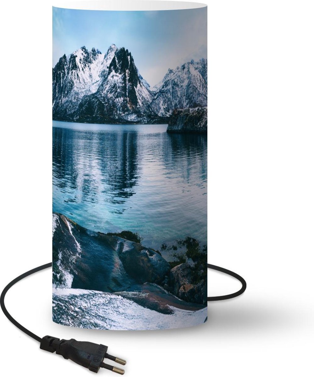 Lamp - Nachtlampje - Tafellamp slaapkamer - Winter - Meer - Sneeuw - 54 cm hoog - Ø24.8 cm - Inclusief LED lamp