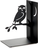 Zwarte boekensteun met een uil op een tak en een maan in een boom, geïsoleerd op een witte achtergrond.