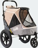 Beige hondenbuggy met grijze accenten, grote achterwielen en een zwenkwiel aan de voorkant. Zijaanzicht.