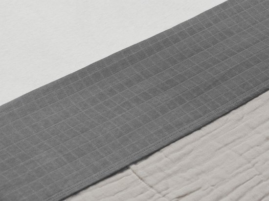 Baby ledikantlaken in wit, grijs en beige met een gekreukelde textuur. De grijze band is diagonaal.