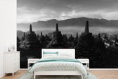 Behang - Fotobehang Indonesië - Mist - Zwart - Wit - Breedte 600 cm x hoogte 400 cm