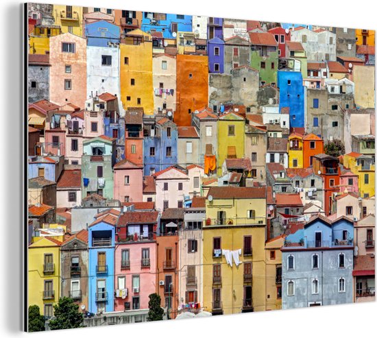 Wanddecoratie Metaal - Aluminium Schilderij Industrieel - Close-up gekleurde huizen in Sardinië - 60x40 cm - Dibond - Foto op aluminium - Industriële muurdecoratie - Voor de woonkamer/slaapkamer