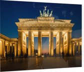 Verlichte Brandenburger Tor op een Berlijnse avond - Foto op Plexiglas - 90 x 60 cm