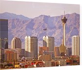 Skyline van Las Vegas en The Strat voor Red Rock Canyon - Foto op Plexiglas - 60 x 40 cm