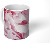 Mok - Close-up van de binnenkant van een roze pioenroos - 350 ML - Beker