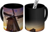 Magische Mok - Foto op Warmte Mok - Schaatsers voor een windmolen bij zonsondergang - 350 ML