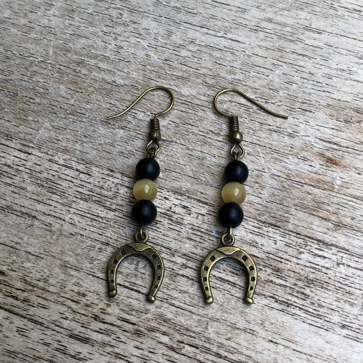 GoedeDoelen.Shop | Oorbellen Bo | Oorbellen Met Hoefijzer | Oorbellen Met Natuursteen | Onyx | Gele Tijgeroog | Geluk | Cadeautje | Wellness-House