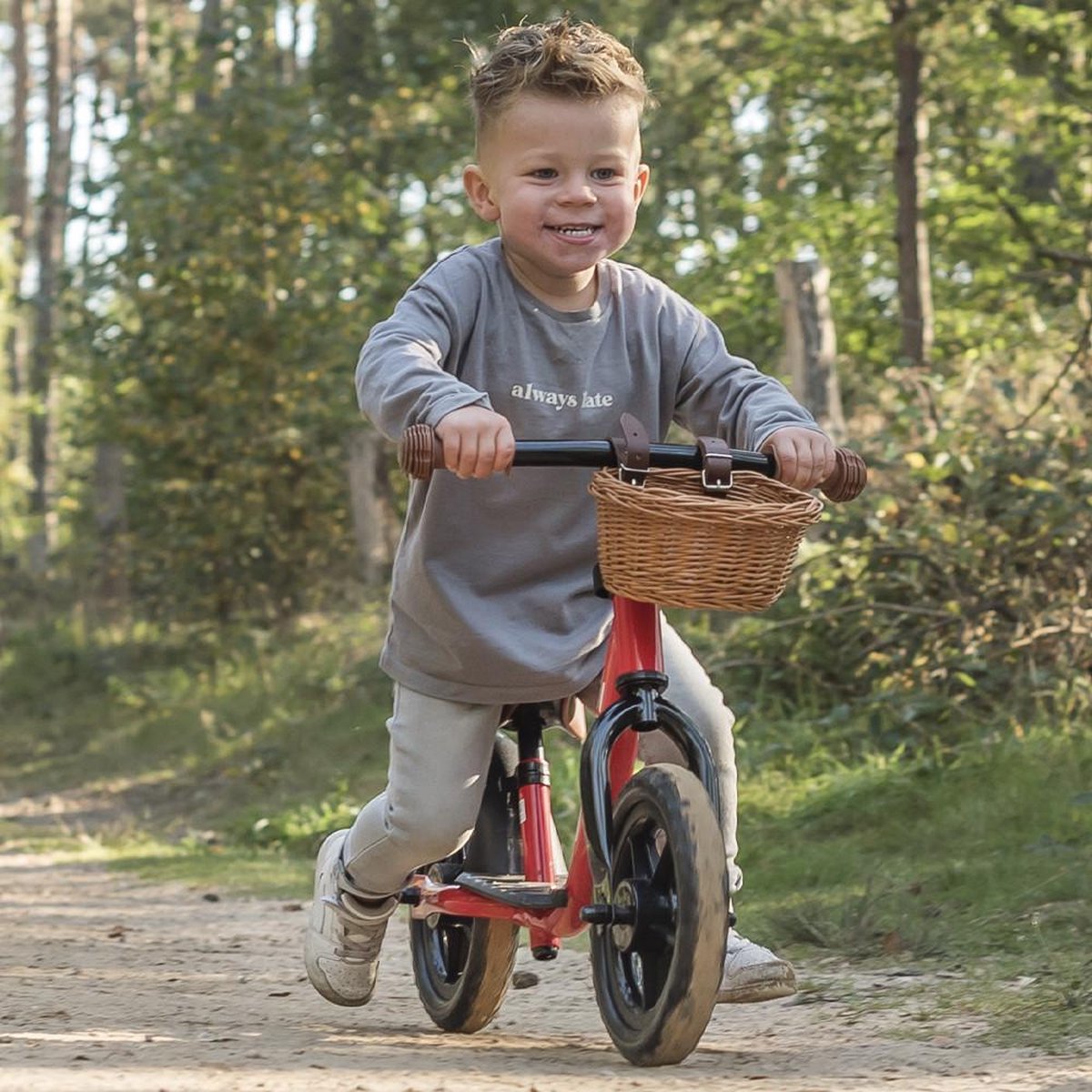 Bandits & Angels Metalen Loopfiets Met Mandje Starter Rood met Voetenplank vanaf 2 Jaar - Limited Edition - Rode Loop Fiets - Verstelbaar Zadel 29 tot 39 cm - Voor Jongens en Meisjes - Compact en Veilig - Lage Instap met Voetenplank — afbeelding 2