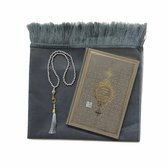 Geschenkset grijs met een gebedskleed, parel tasbih en Nederlands vertaalde Koran Kerim