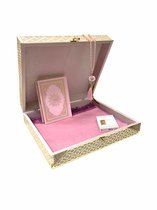Limited edition Koran box met een Koran, gebedskleed, esans en een tasbih roze