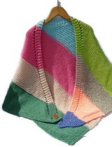 Handgebreide omslagdoek in streeppatroon. Gebreide driehoeksjaal, vegan schouderdoek, blauw, oranje, kiezel, groen, turquoise, roze strepen