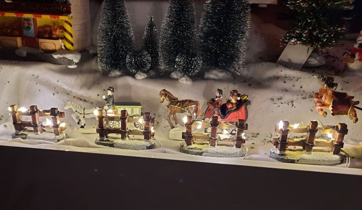 Luxe Verlichte Kerstdorp Hekjes Set van 4 (2x2) – Miniatuur Houten Hekken met LED Verlichting – Batterijgevoed – H5 cm – Sfeervolle Kerstdorp Accessoires – foto 3